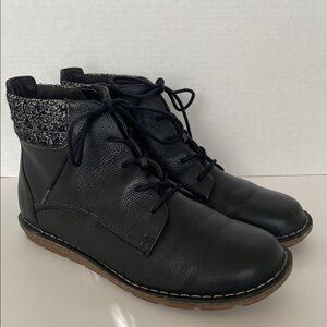 Clarks Black leather Lace-Up Ankle Boots with Knit Detail size 9.5W